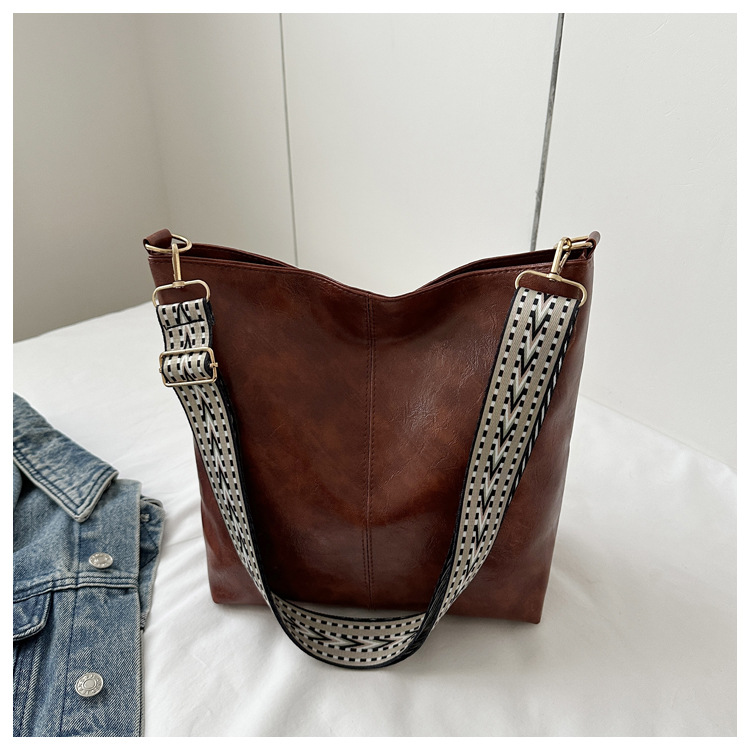 Umhängetasche für Damen ⎜ Große Schultertasche aus Leder mit breitem Gurt und viel Stauraum