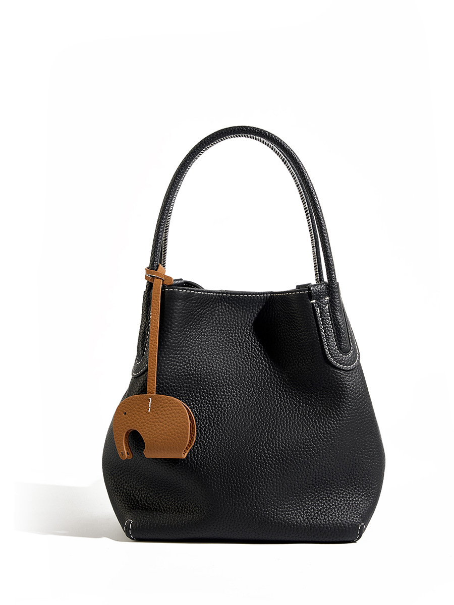 Handtasche für Damen ⎜ Elegante Bucket-Bag aus genarbtem Leder mit Elefantenanhänger für Alltag und Freizeit