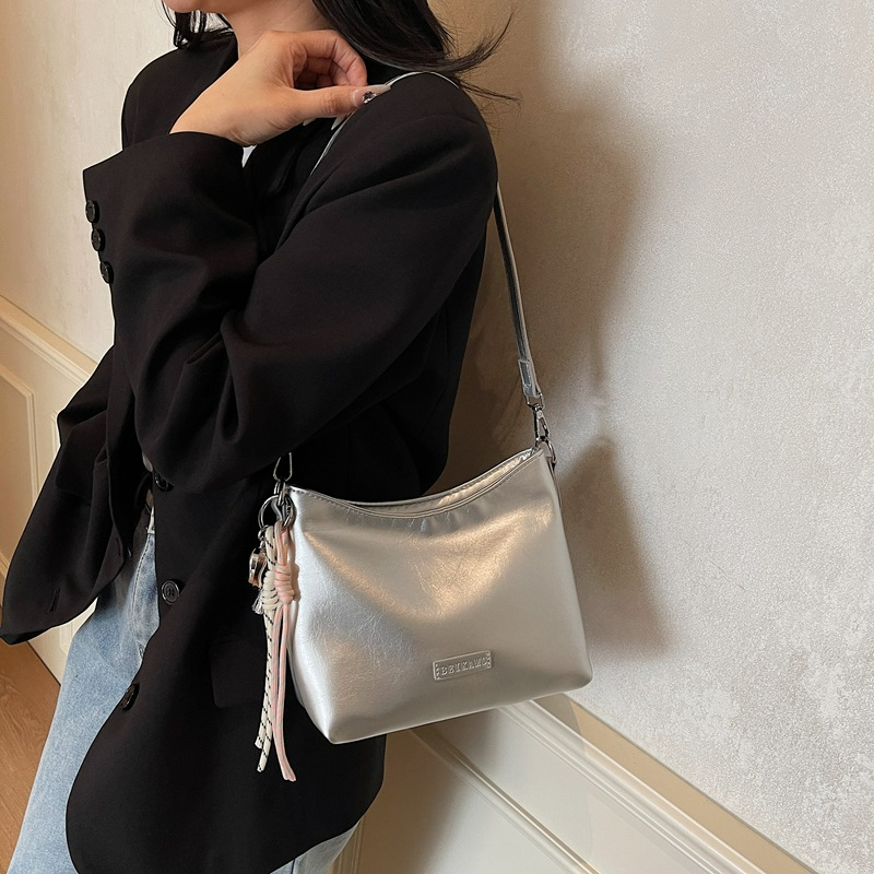 Damen Schultertasche im Bucket-Stil ⎜ Modische Unterarmtasche mit Riemen für Alltag und Freizeit