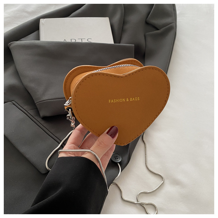 Umhängetasche für Damen ⎜ Retro-Minibag in Herzform mit Kette für stylische Outfits und besondere Anlässe