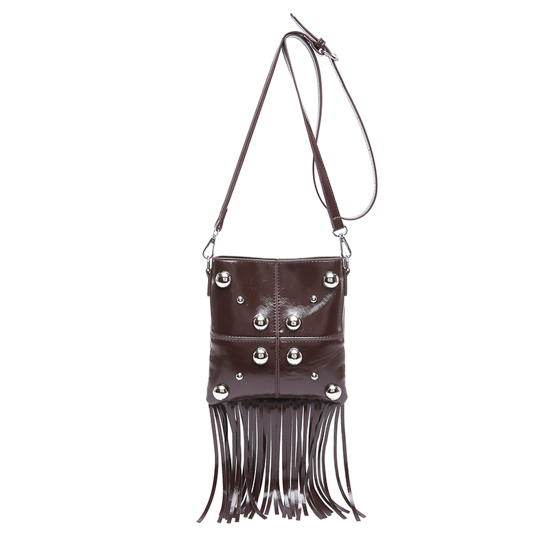 Umhängetasche für Damen ⎜ Trendige Schultertasche mit Nieten und Fransen für Festivals und Streetstyle