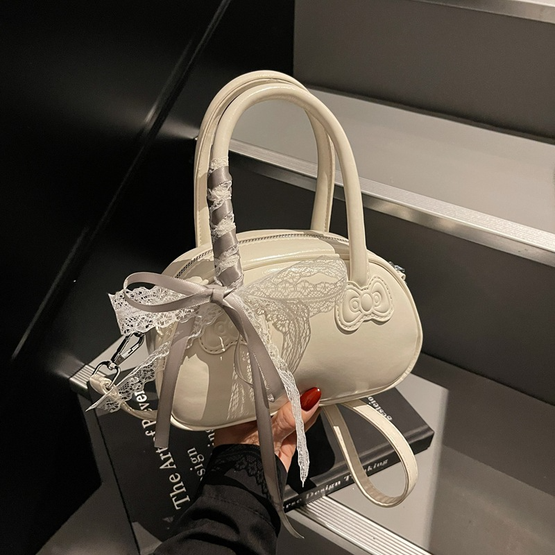 Damen Handtasche in Lackoptik ⎜ Verspieltes Design mit Schleifenakzent und kompakter Größe