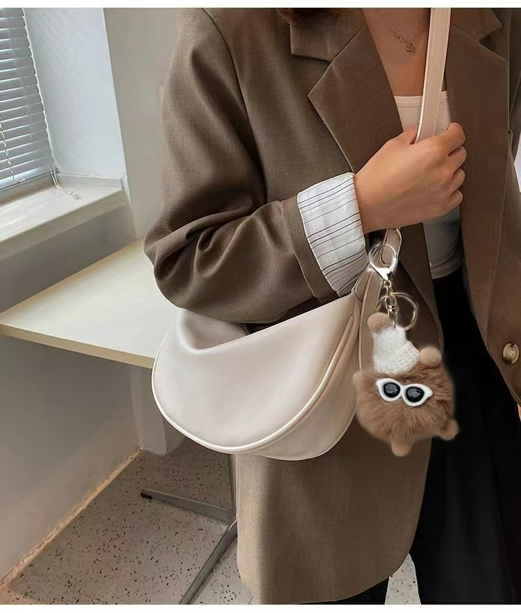 Damen Umhängetasche aus Weichem Kunstleder ⎜ Leichte Schultertasche im Halbmond-Design für Alltag und Sommer