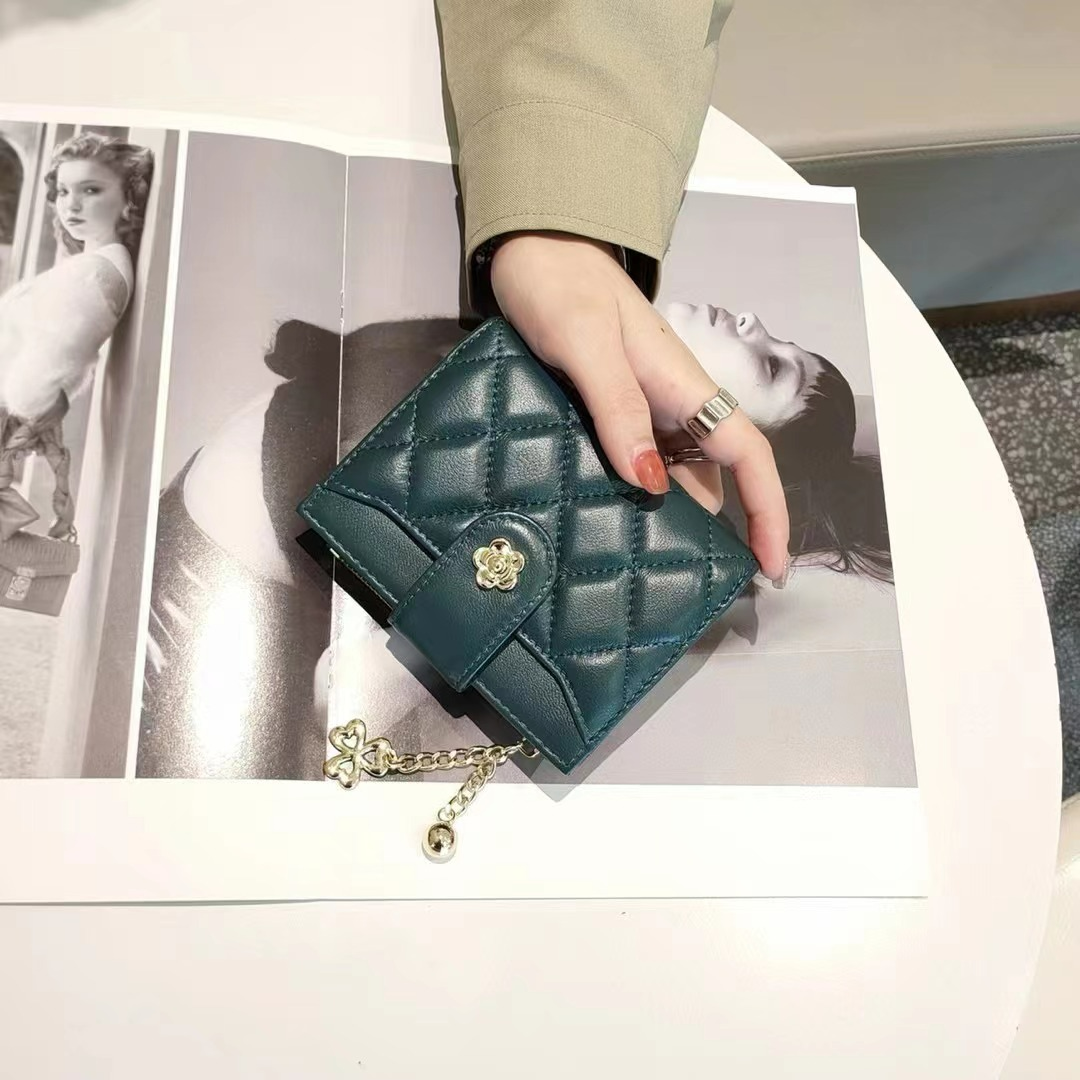 Damen Kurz-Geldbörse mit Steppung ⎜ Zweifach faltbare Brieftasche mit Zieranhänger und Druckknopfverschluss