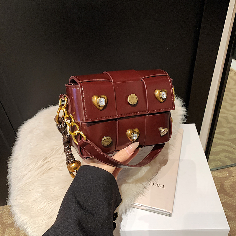 Umhängetasche für Damen ⎜ Kleine Schultertasche mit Nieten und Herzdetails für stilvolle Outfits