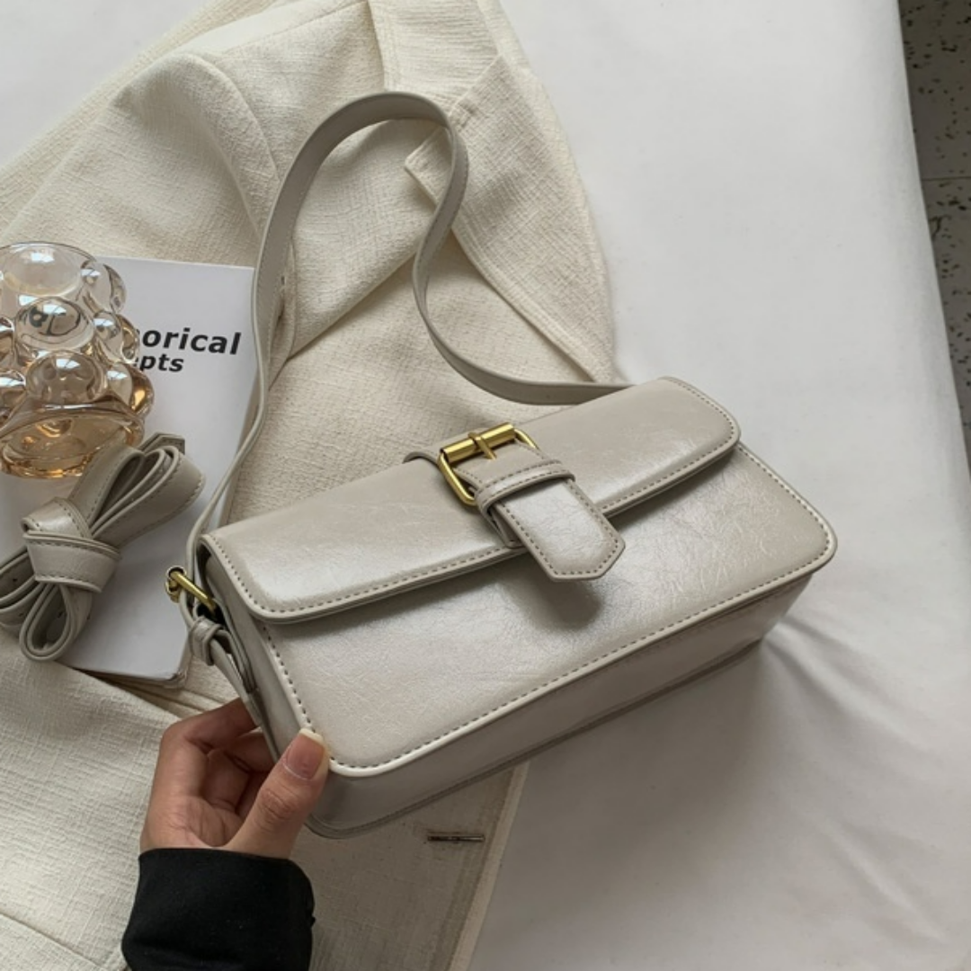 Umhängetasche für Damen ⎜ Kleine Retro-Schultertasche in Lackoptik mit Schnallendetail für vielseitige Outfits
