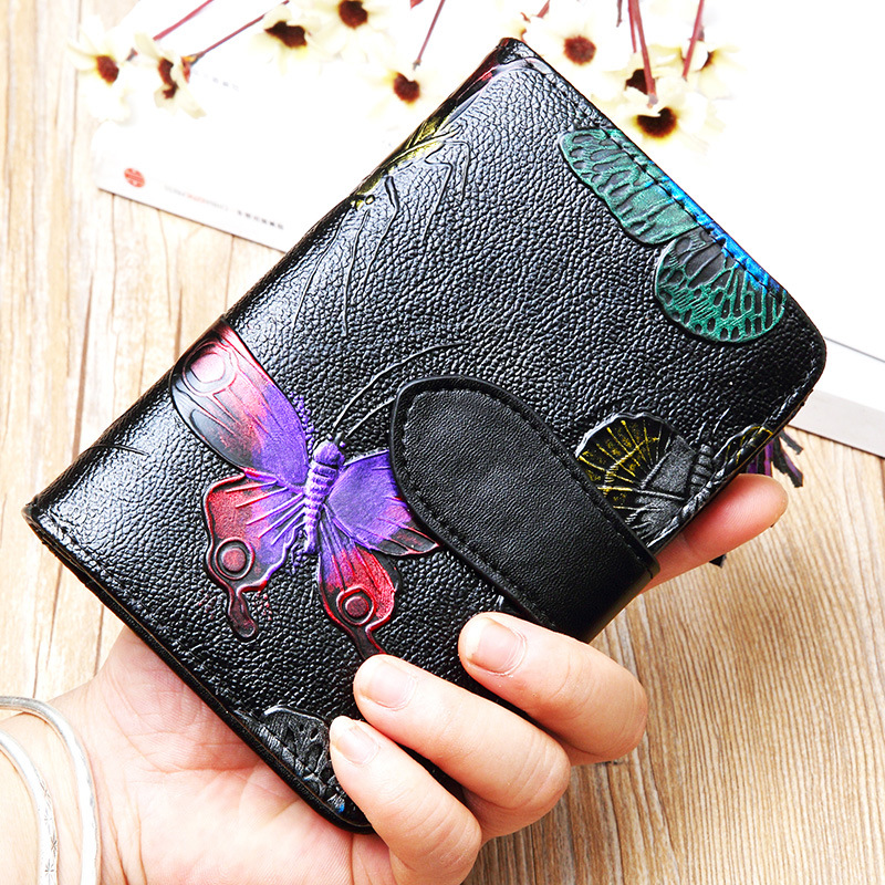 Damen Kurz-Geldbörse aus Leder ⎜ Stilvolle Brieftasche mit Blumenprägung und praktischem Druckknopfverschluss