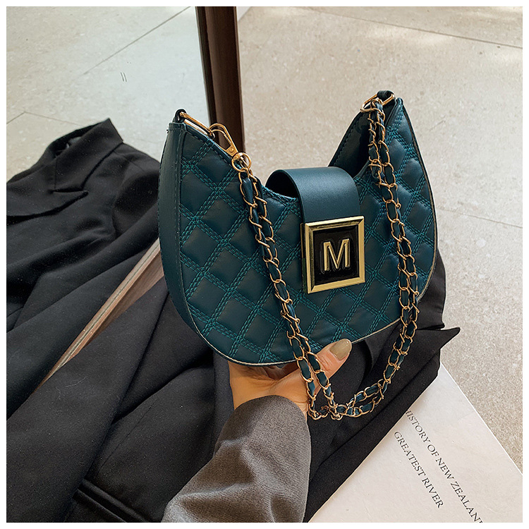 Schultertasche für Damen ⎜ Modische Kettentasche mit Rautenmuster und Halbmondform für Ausgehen und Alltag