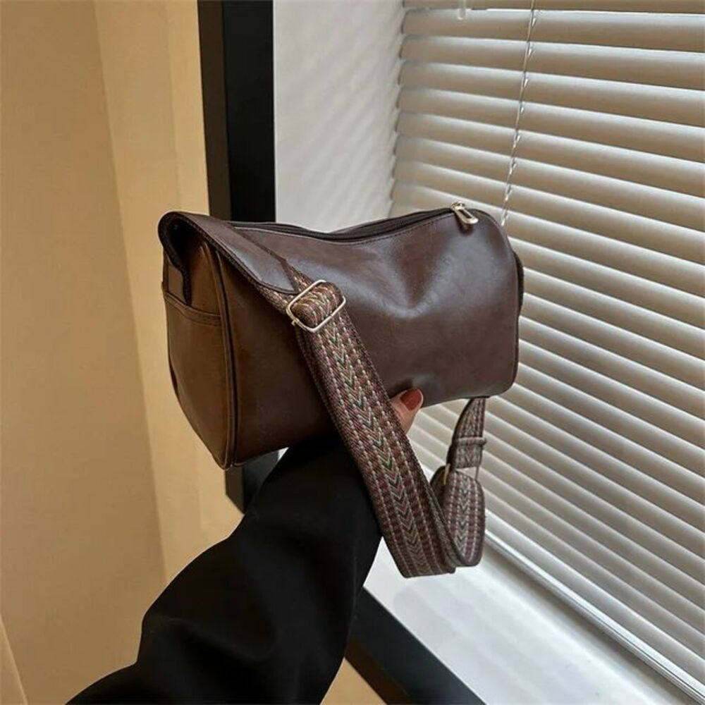 Umhängetasche für Damen ⎜ Kleine Vintage-Tasche aus Kunstleder mit breitem Gurt für Alltag und Freizeit