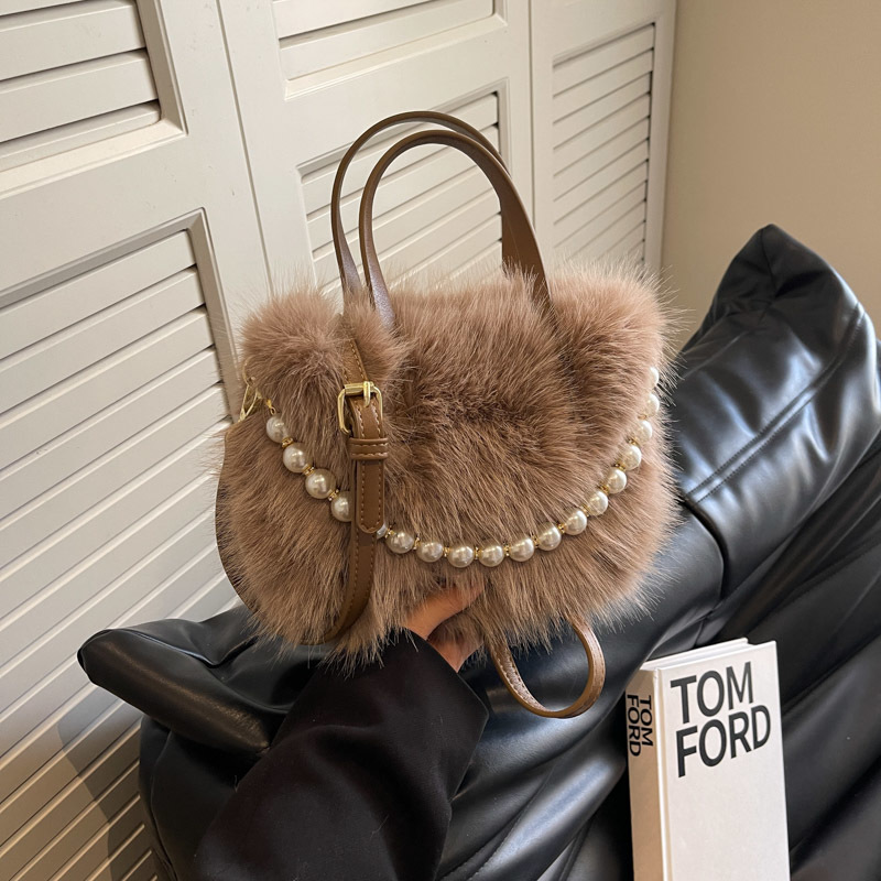 Umhängetasche für Damen ⎜ Flauschige Wintertasche mit Perlendekor und Tragegriff für Alltag und Events