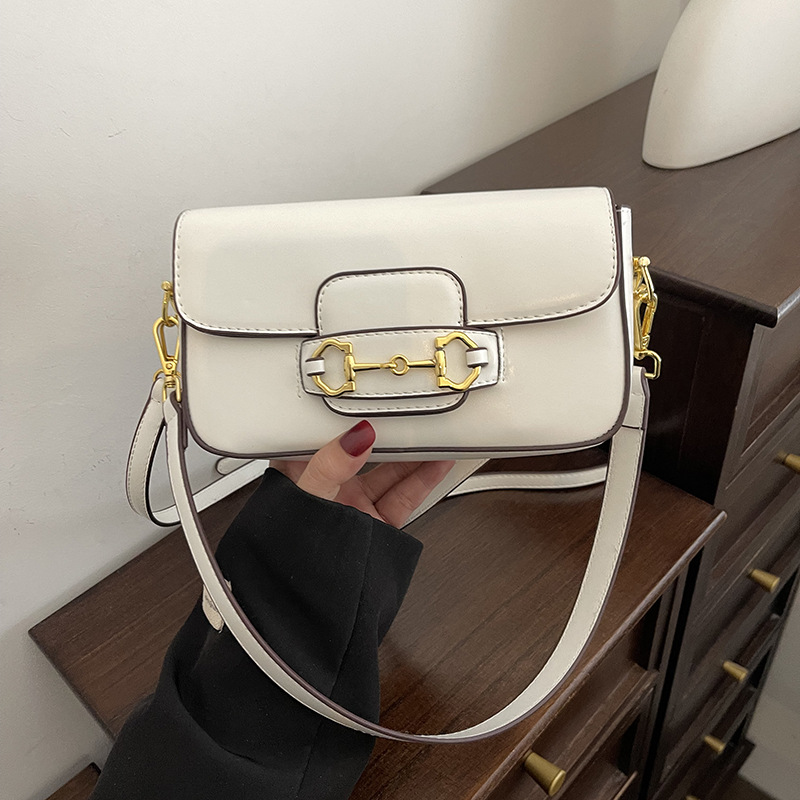 Umhängetasche mit Schnallendetail ⎜ Kompakte Crossbody Tasche für Damen im Schlichten Design mit Verstellbarem Gurt