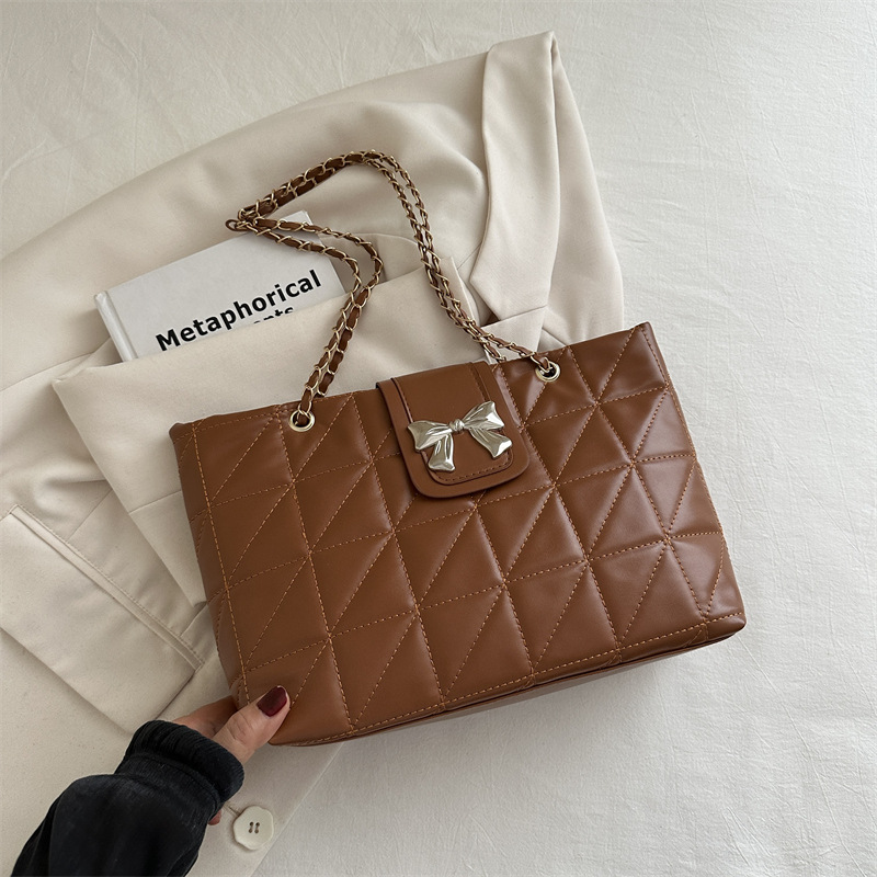 Shopper Tasche für Damen ⎜ Gepolsterte Umhängetasche mit Kettengurt und großer Schleife für stilvolle Outfits