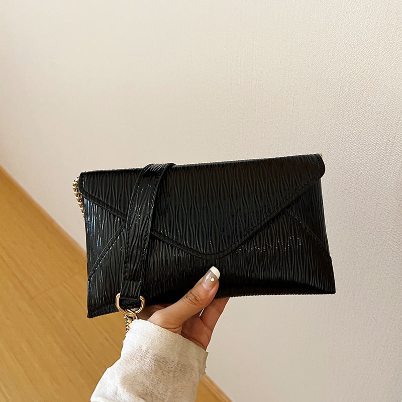 Umhängetasche für Damen ⎜ Glänzende Schultertasche mit Umschlagdesign und großem Stauraum