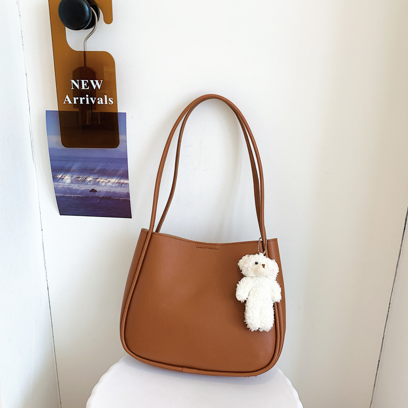 Shopper-Tasche für Damen ⎜ Geräumige Schultertasche im lässigen Stil mit süßem Anhänger für Alltag und Freizeit