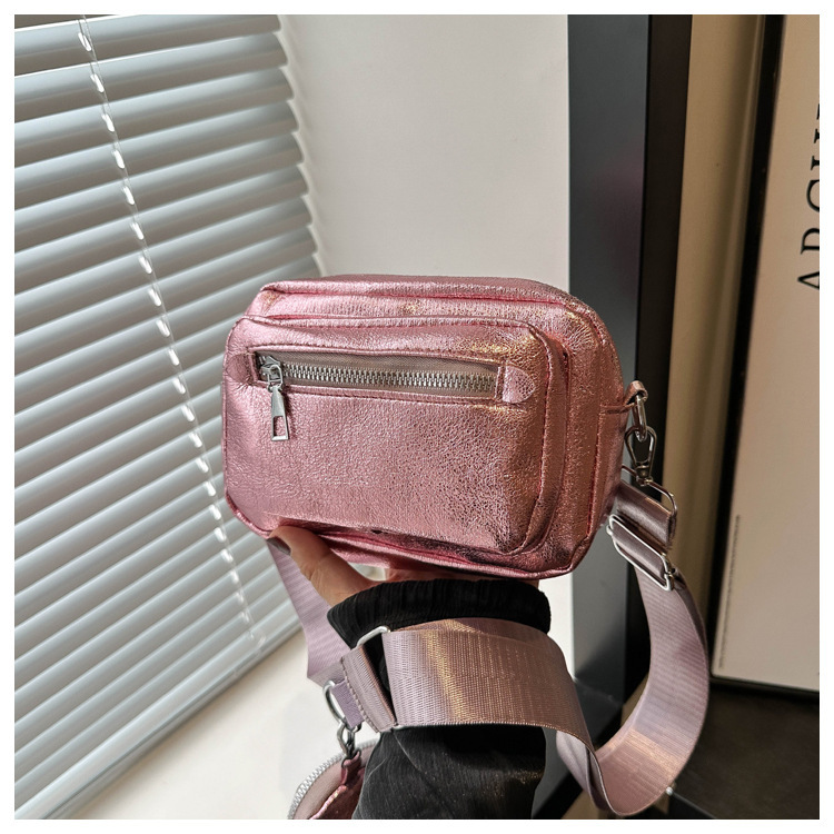 Umhängetasche für Damen ⎜ Kompakte Schultertasche mit breitem Trageriemen für Alltag, Büro und Freizeitlooks