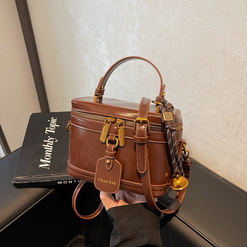 Umhängetasche für Damen ⎜ Retro Schultertasche in Boxform mit Reißverschluss und dekorativem Anhänger