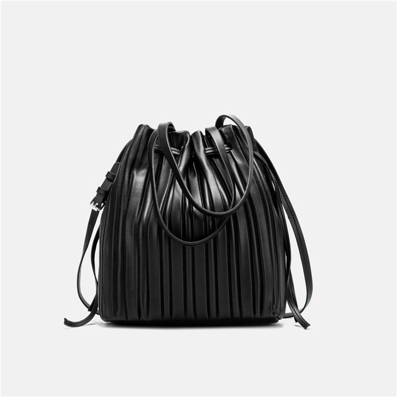 Schultertasche für Damen ⎜ Modische Beuteltasche mit Faltenoptik und großem Stauraum für unterwegs