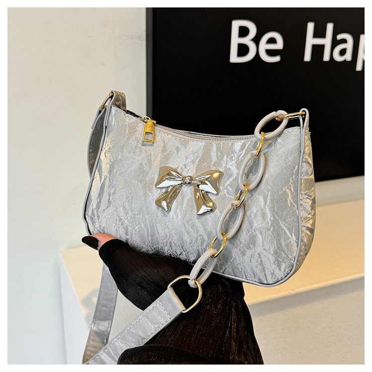 Umhängetasche für Damen ⎜ Modische Schultertasche mit Schleifendetail und Kettengliedern für Alltag und Ausgehen