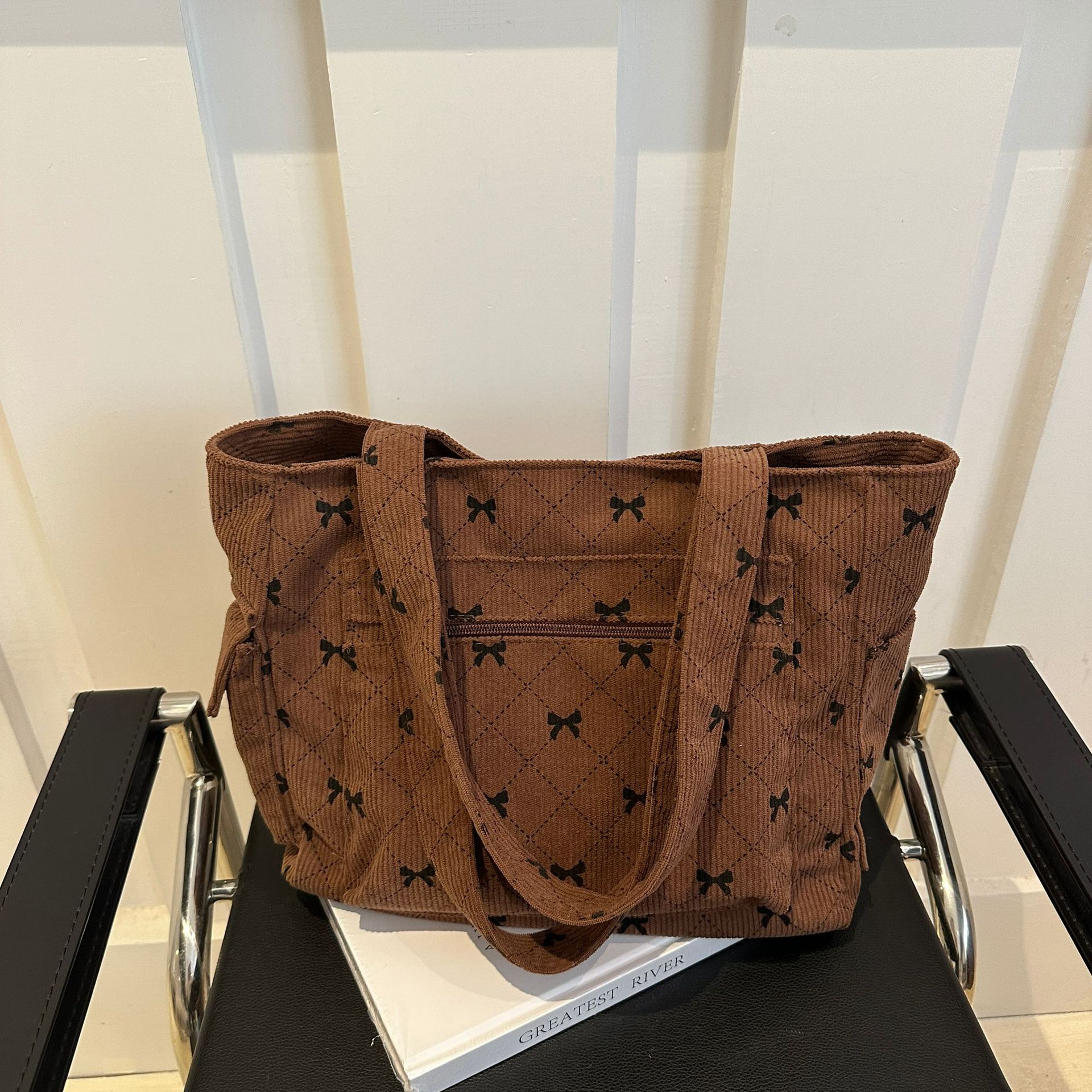 Tote Bag für Damen ⎜ Modische Schultertasche mit Schleifenmuster für Alltag und Freizeit