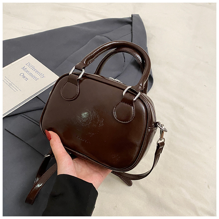Damen Handtasche mit Umhängeriemen ⎜ Kompakte Schultertasche im eleganten Look für Alltag und Freizeit