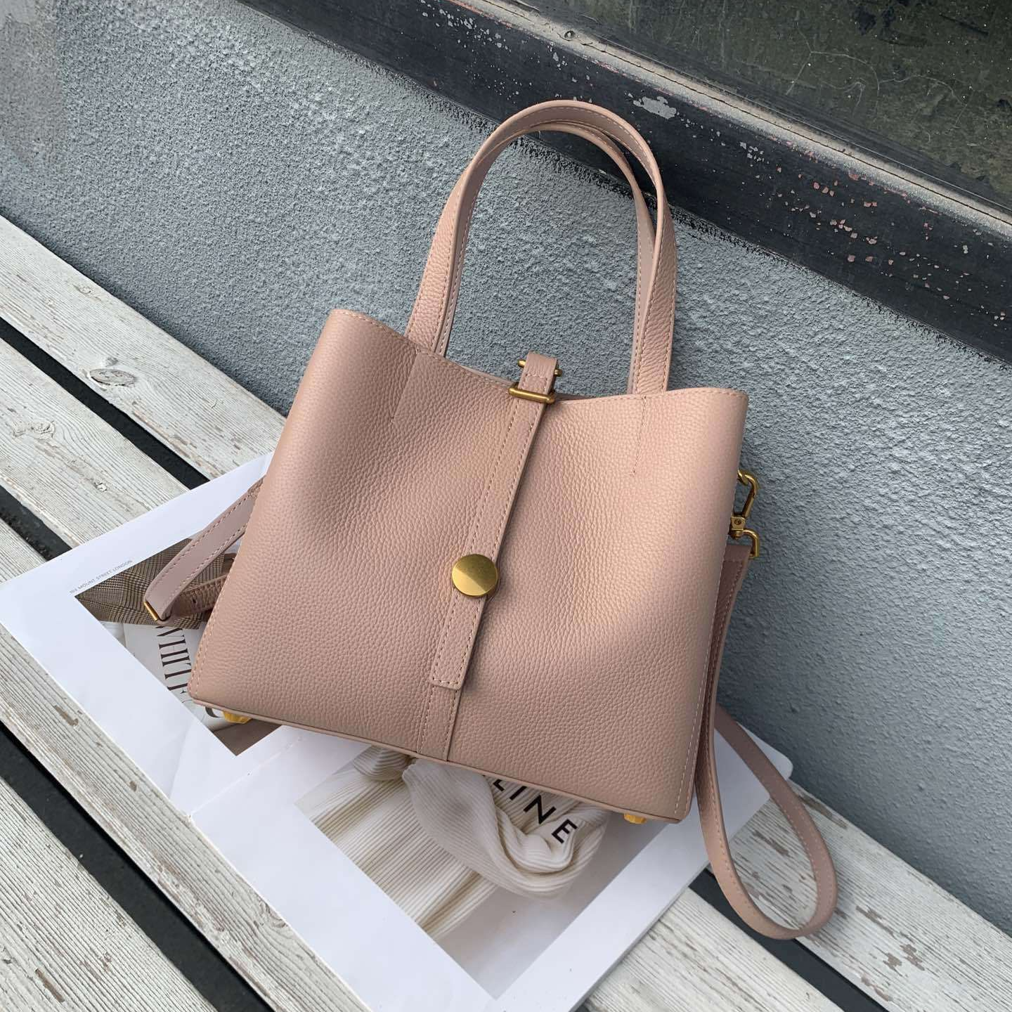 Damen Tragetasche aus Echtleder ⎜ Zeitlose Handtasche mit Riemenverschluss für Büro, Stadt und Alltag
