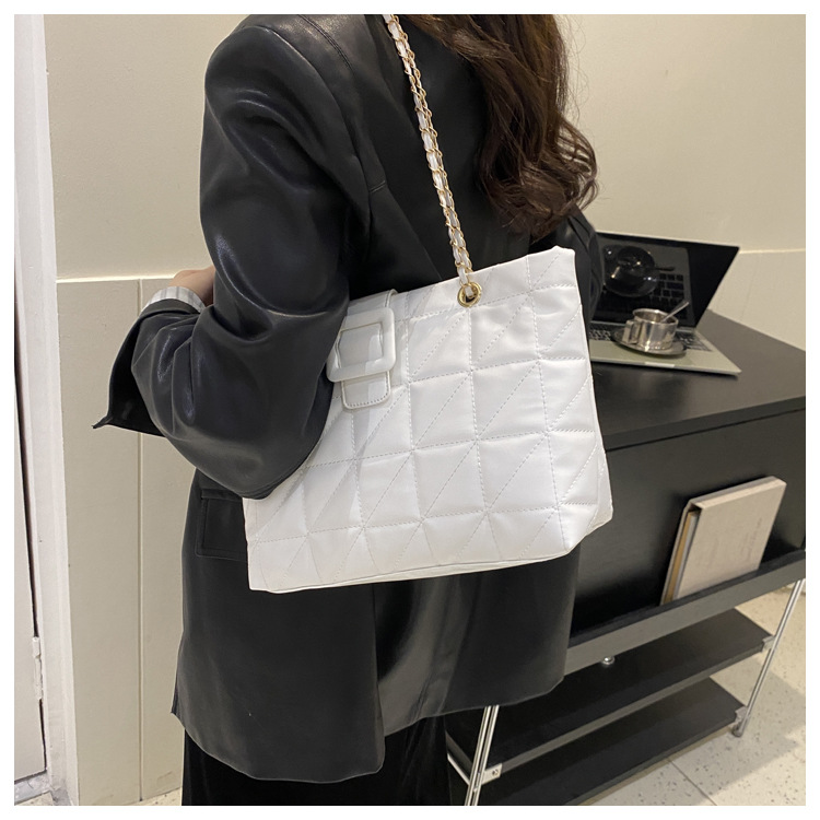 Schultertasche für Damen ⎜ Trendige Handtasche im Karo-Design mit goldener Kettenverzierung