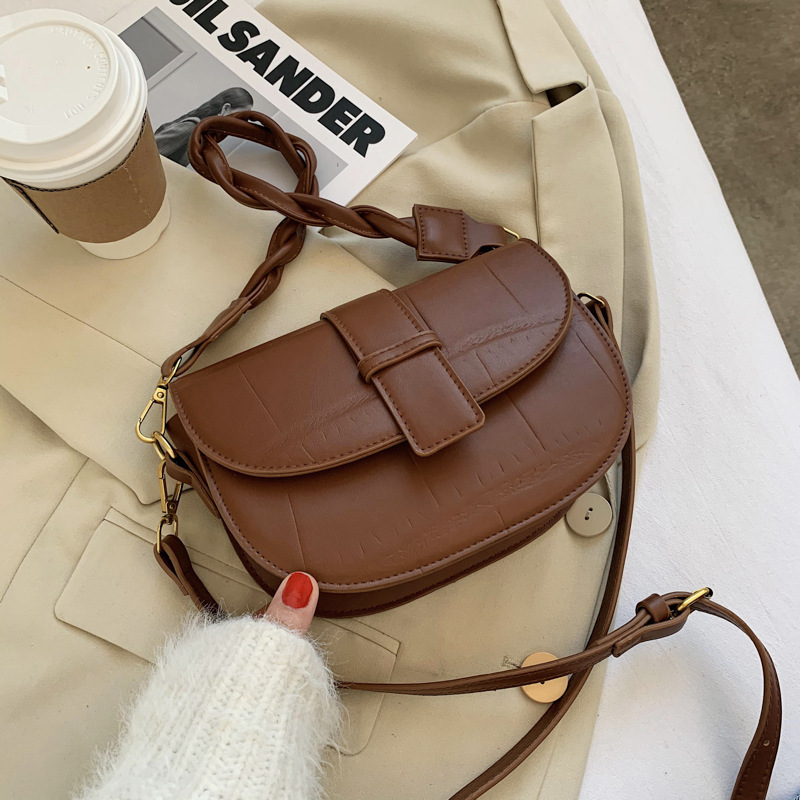 Damen Schultertasche mit Flechtgriff ⎜ Elegante Umhängetasche in Steinoptik mit praktischem Verschluss
