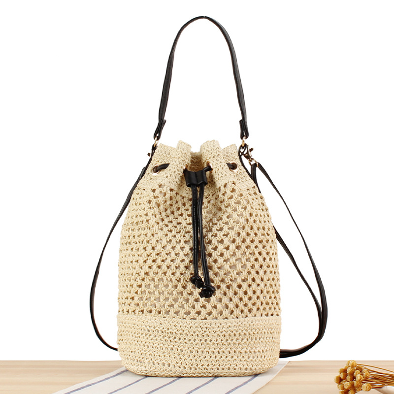 Damen Beuteltasche aus Strohgeflecht ⎜ Sommerliche Umhängetasche mit Kordelzug und verstellbarem Schulterriemen