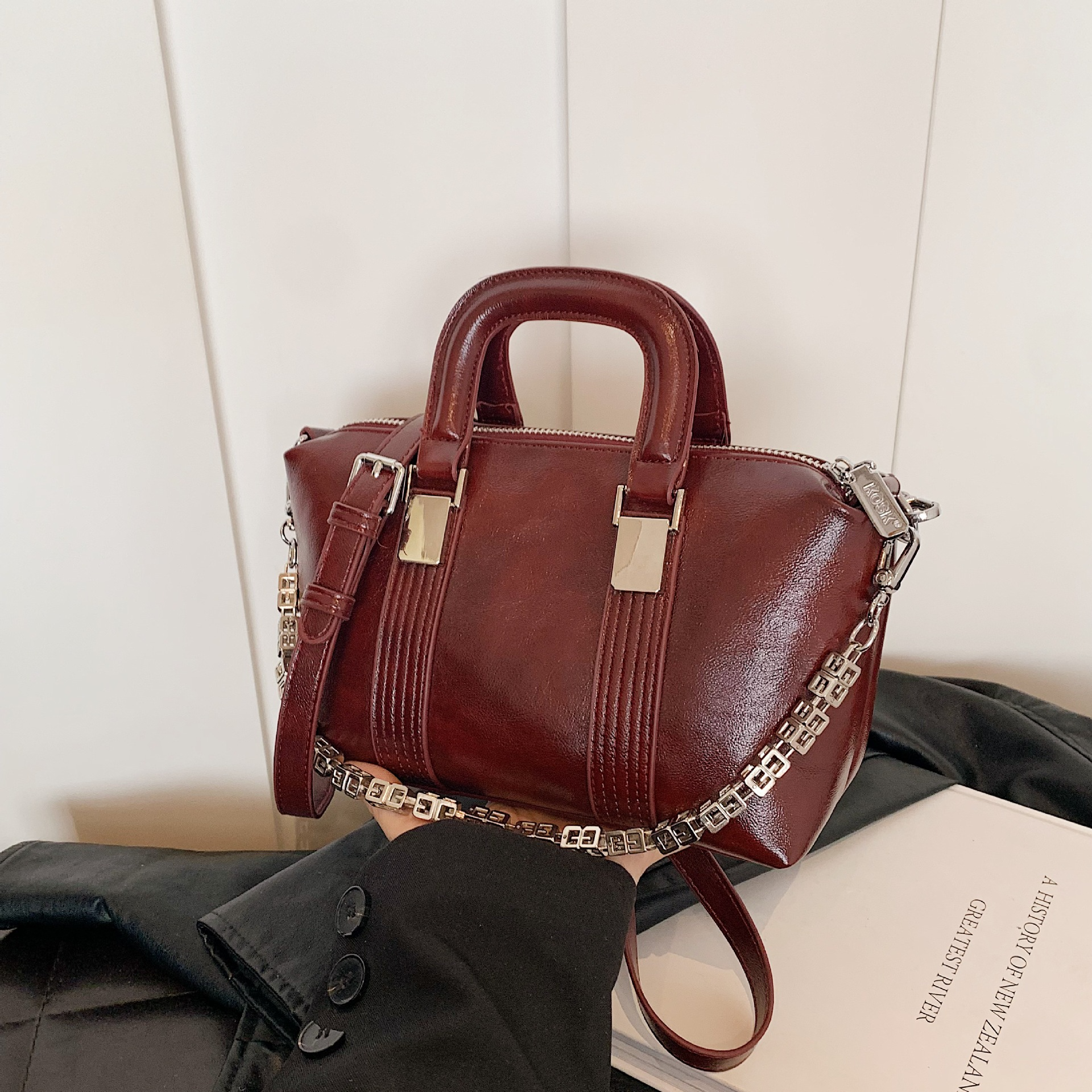 Damen Handtasche im Bowling-Stil ⎜ Retro Schultertasche mit Kettenriemen und eleganter Tragfunktion