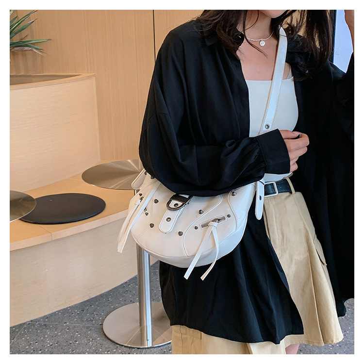 Umhängetasche für Damen ⎜ Halbmond-Design mit Nieten für Alltag, Freizeit und City-Looks