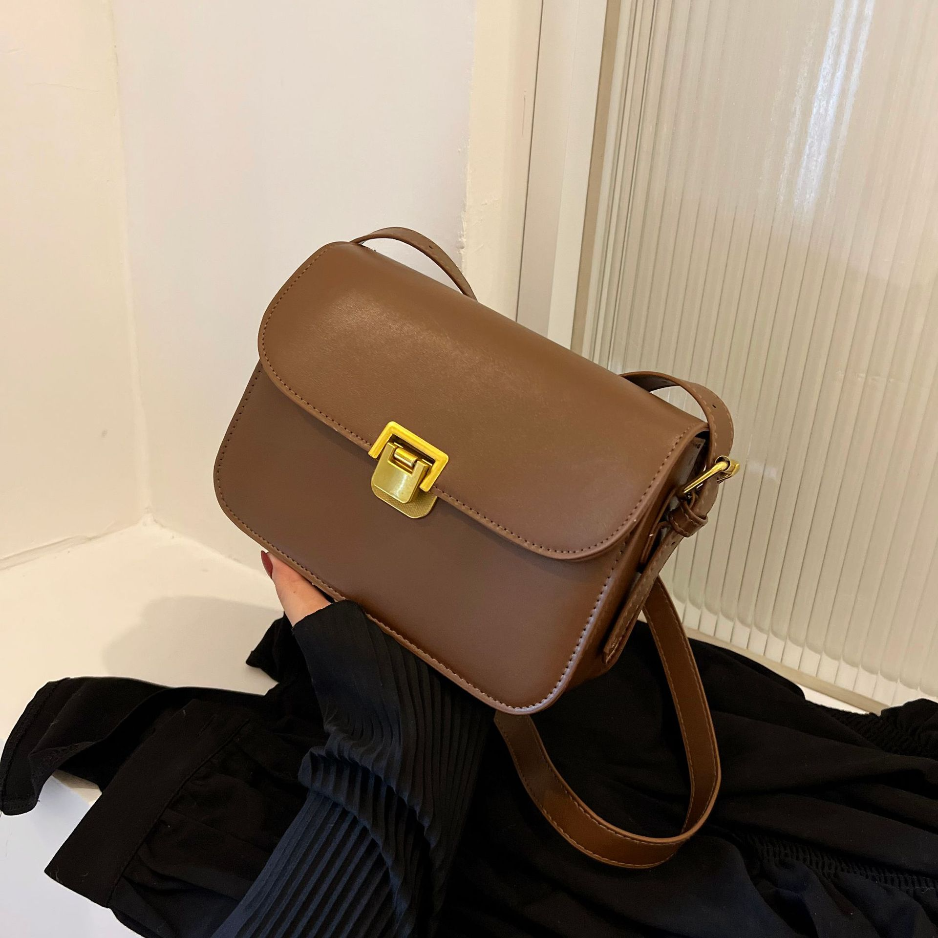 Umhängetasche mit Schnalle ⎜ Schlichte Schultertasche für Damen mit Eleganter Form und Verstellbarem Riemen