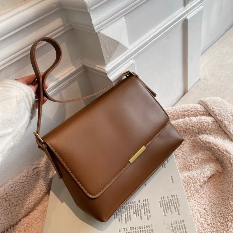Umhängetasche für Damen ⎜ Elegante Schultertasche in Lederoptik mit Klappverschluss für Büro und Alltag