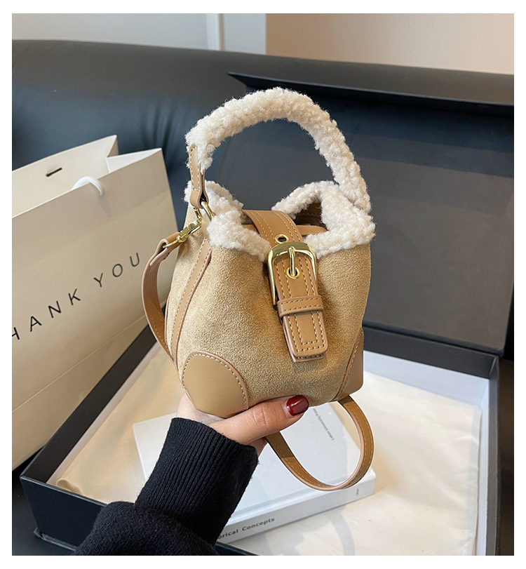 Umhängetasche für Damen ⎜ Kuschelige Handtasche mit Plüschbesatz und verstellbarem Riemen für kalte Tage