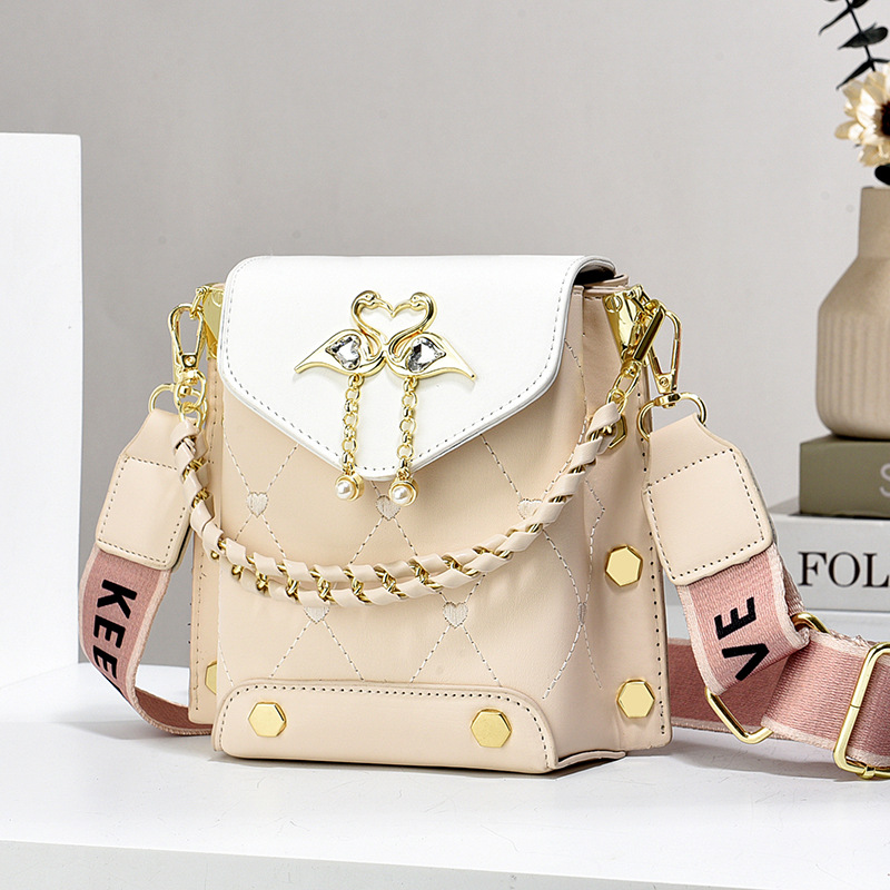 Umhängetasche für Damen ⎜ Kleine Schultertasche mit Perlenkette und Herzverschluss für stilvolle Outfits und Freizeit