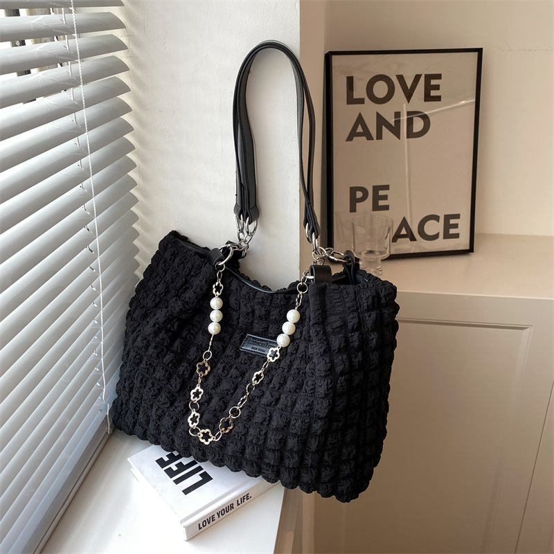 Tote Bag für Damen ⎜ Geräumige Schultertasche aus weichem Stoff mit Perlen- und Kettenakzenten