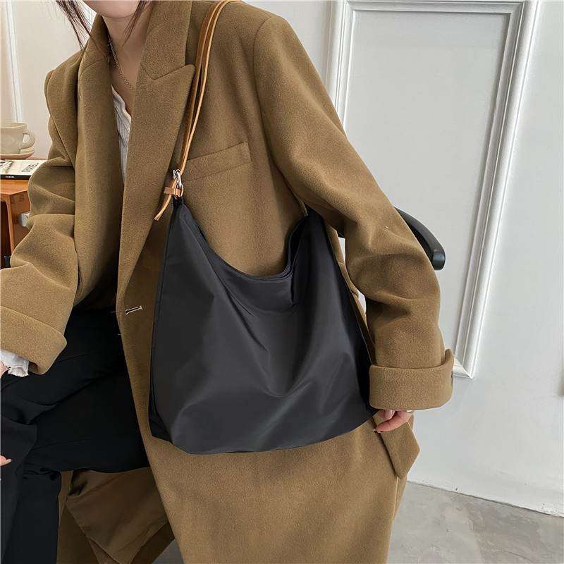 Schultertasche für Damen ⎜ Modernes Design mit praktischer Form und verstellbarem Tragegurt