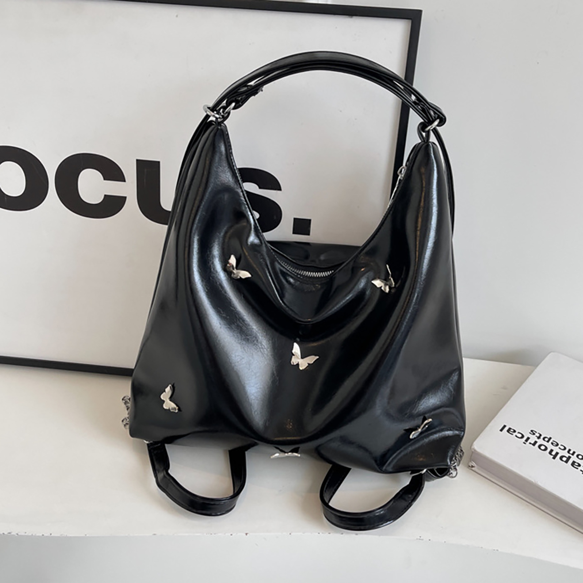 Umhängetasche für Damen ⎜ Große Schultertasche mit Schmetterlingsdetails und Anhänger für Alltag und Freizeit