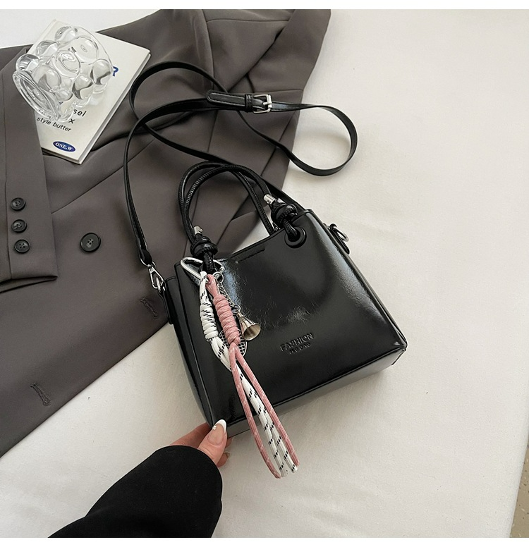 Damen Bucket Bag ⎜ Glänzende Umhängetasche mit Griff für Alltag und Events