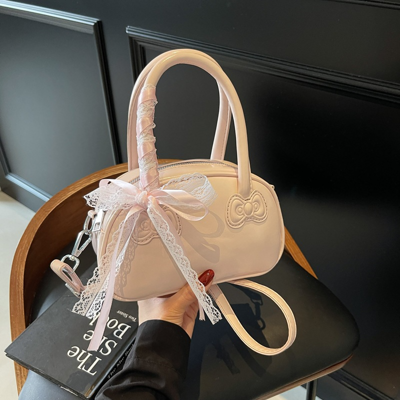 Damen Handtasche in Lackoptik ⎜ Verspieltes Design mit Schleifenakzent und kompakter Größe