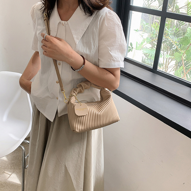 Umhängetasche für Damen ⎜ Kleine gesteppte Handtasche mit Rüschengriff und modernem Design