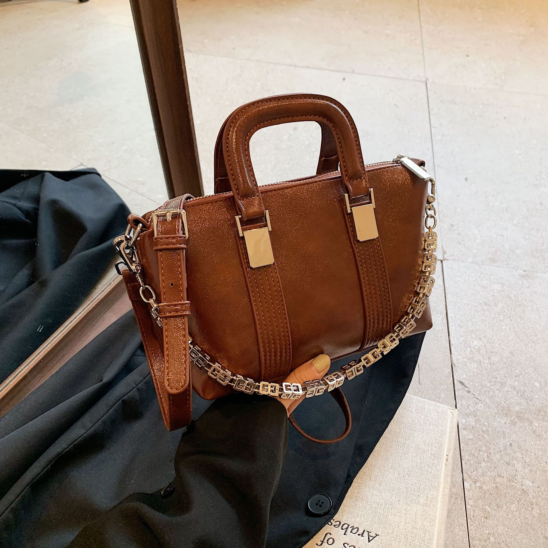 Damen Handtasche im Bowling-Stil ⎜ Retro Schultertasche mit Kettenriemen und eleganter Tragfunktion