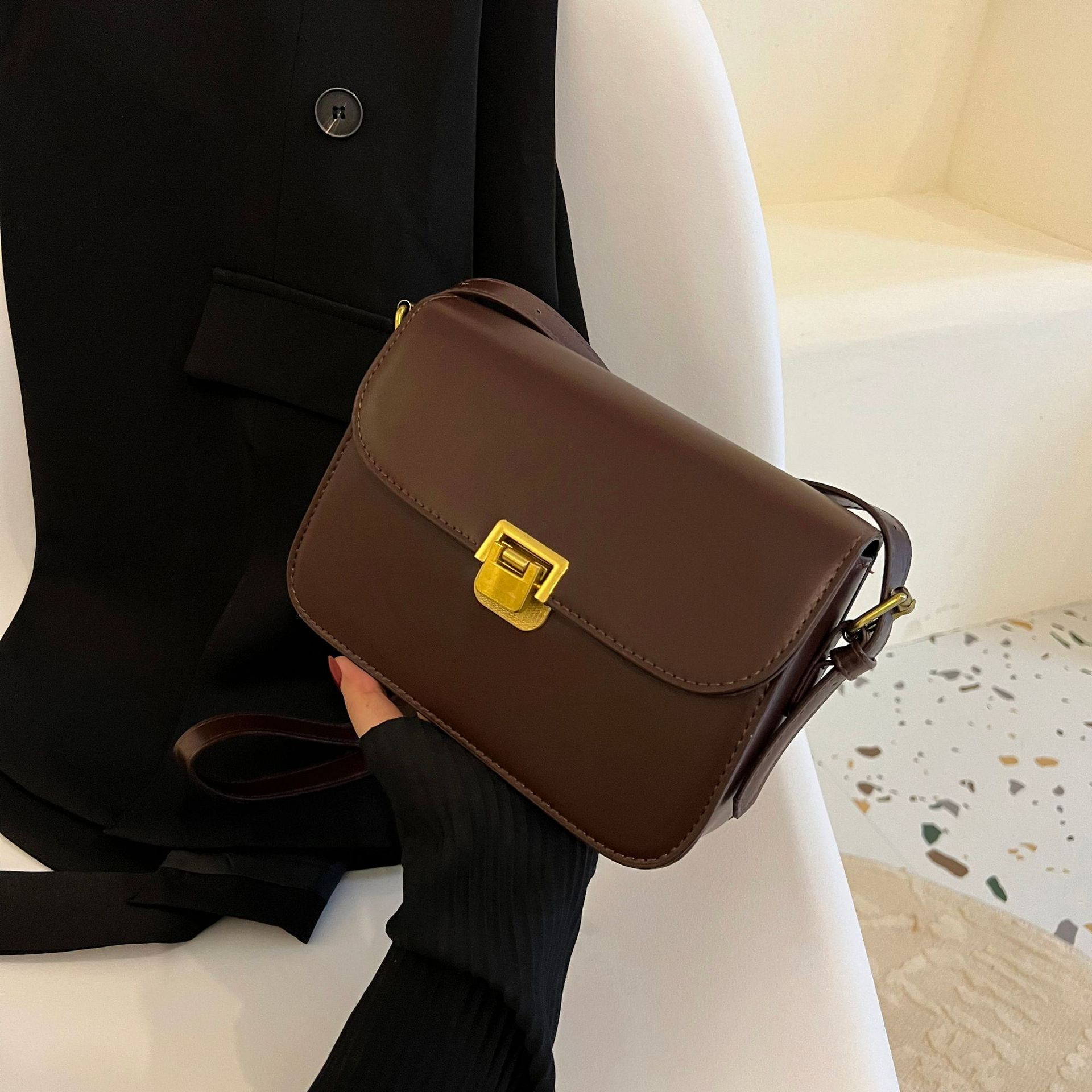 Umhängetasche mit Schnalle ⎜ Schlichte Schultertasche für Damen mit Eleganter Form und Verstellbarem Riemen