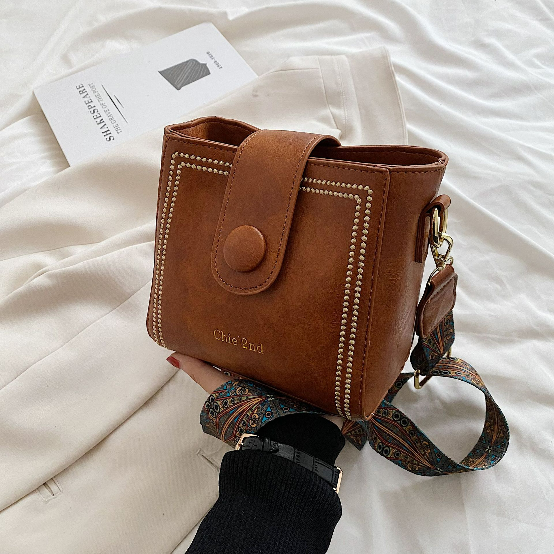 Umhängetasche für Damen ⎜ Modische Schultertasche im Retro-Look mit strukturierter Oberfläche für Alltag und Ausgehen