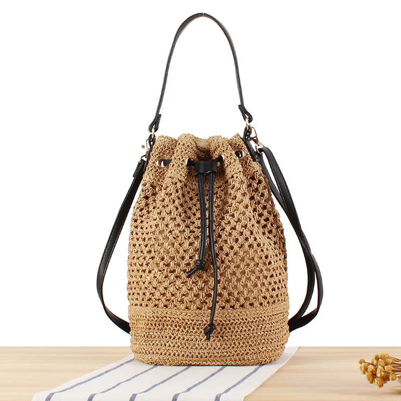 Damen Beuteltasche aus Strohgeflecht ⎜ Sommerliche Umhängetasche mit Kordelzug und verstellbarem Schulterriemen