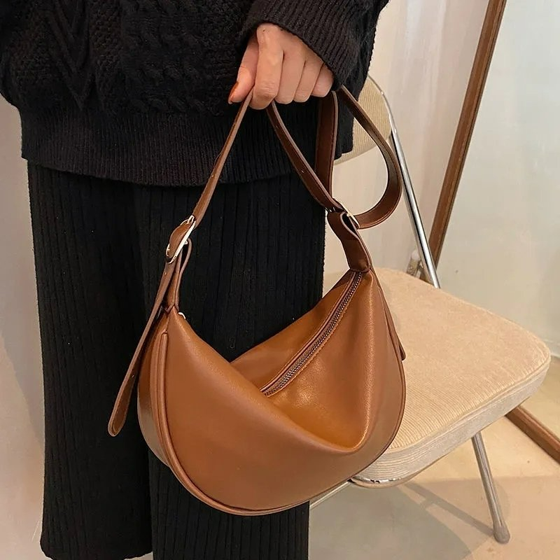 Damen Umhängetasche aus Weichem Kunstleder ⎜ Leichte Schultertasche im Halbmond-Design für Alltag und Sommer