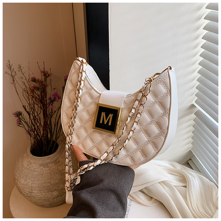Schultertasche für Damen ⎜ Modische Kettentasche mit Rautenmuster und Halbmondform für Ausgehen und Alltag