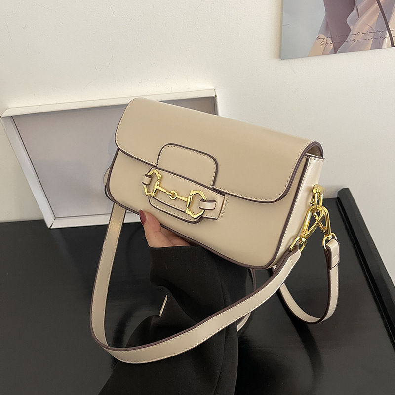 Umhängetasche mit Schnallendetail ⎜ Kompakte Crossbody Tasche für Damen im Schlichten Design mit Verstellbarem Gurt