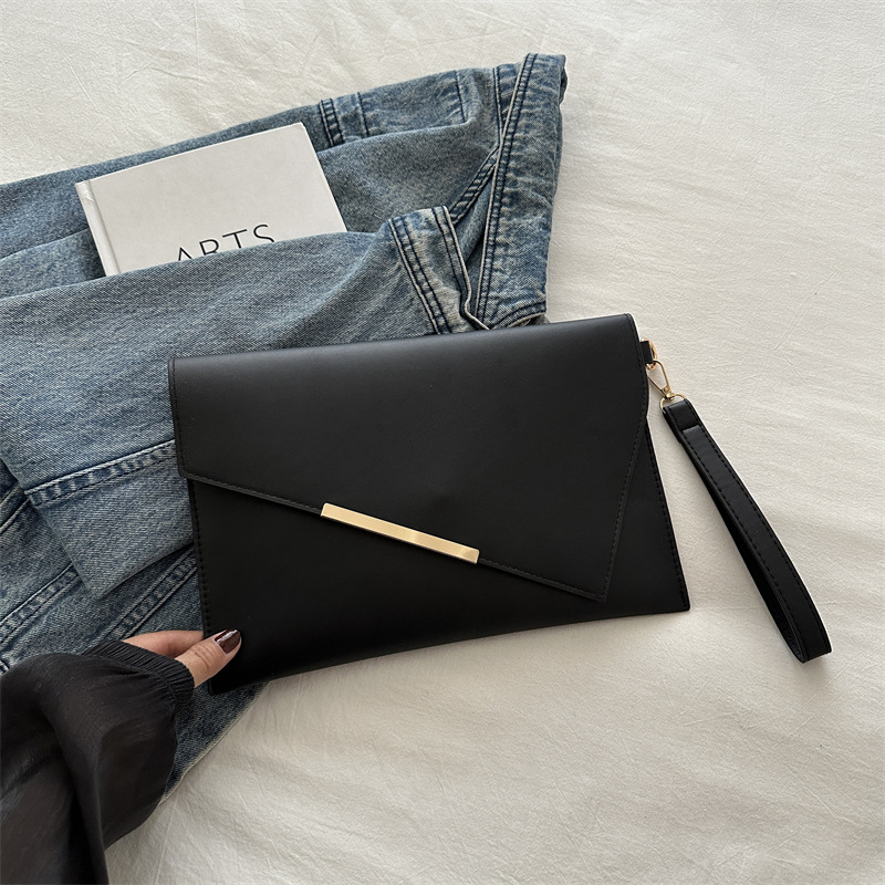 Clutch für Damen ⎜ Elegante Umschlagtasche in Briefumschlag-Optik mit Handgelenkriemen für besondere Anlässe