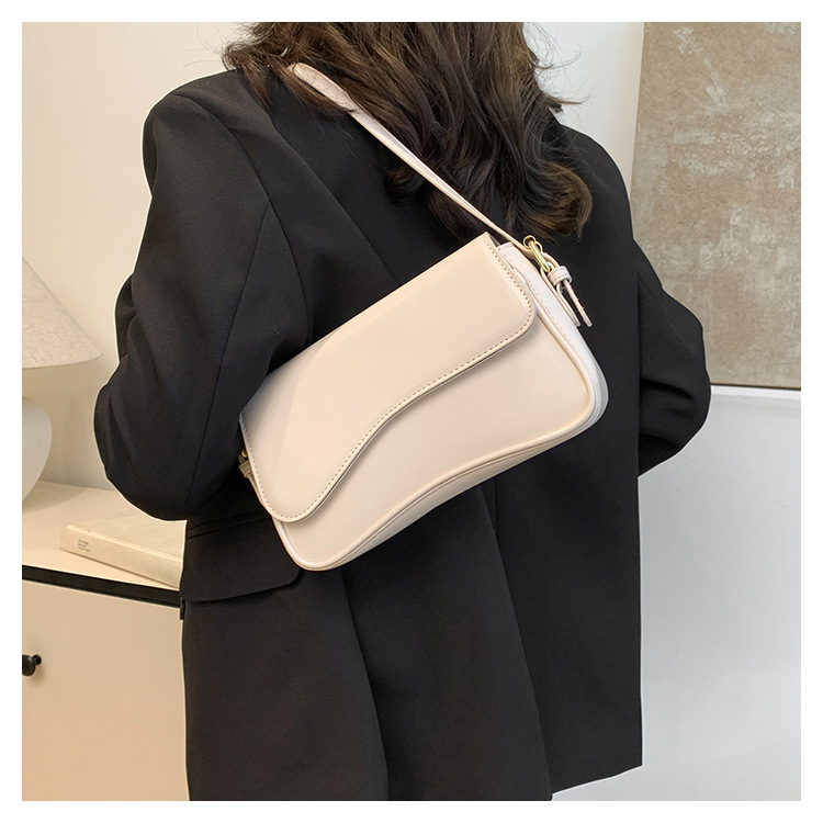 Umhängetasche für Damen ⎜ Schlichte Kunstledertasche mit Magnetverschluss und verstellbarem Riemen
