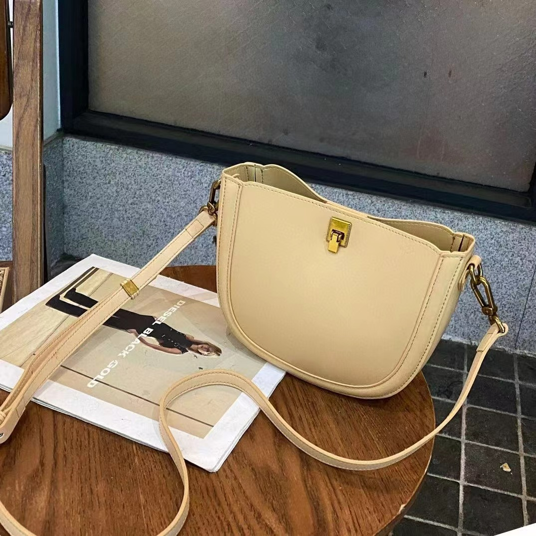 Damen Umhängetasche aus Leder ⎜ Schlichte Schultertasche mit Verstellbarem Riemen und Kompaktem Design